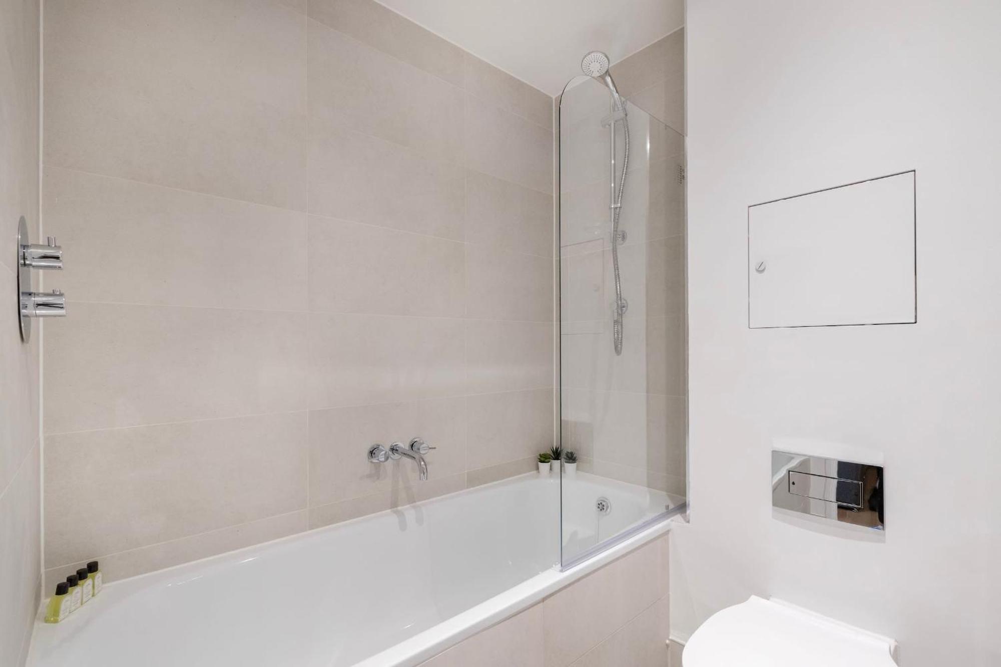 Fitzrovia & Soho - 2Br With Balcony - Cityapartmentstay Londra Exterior foto
